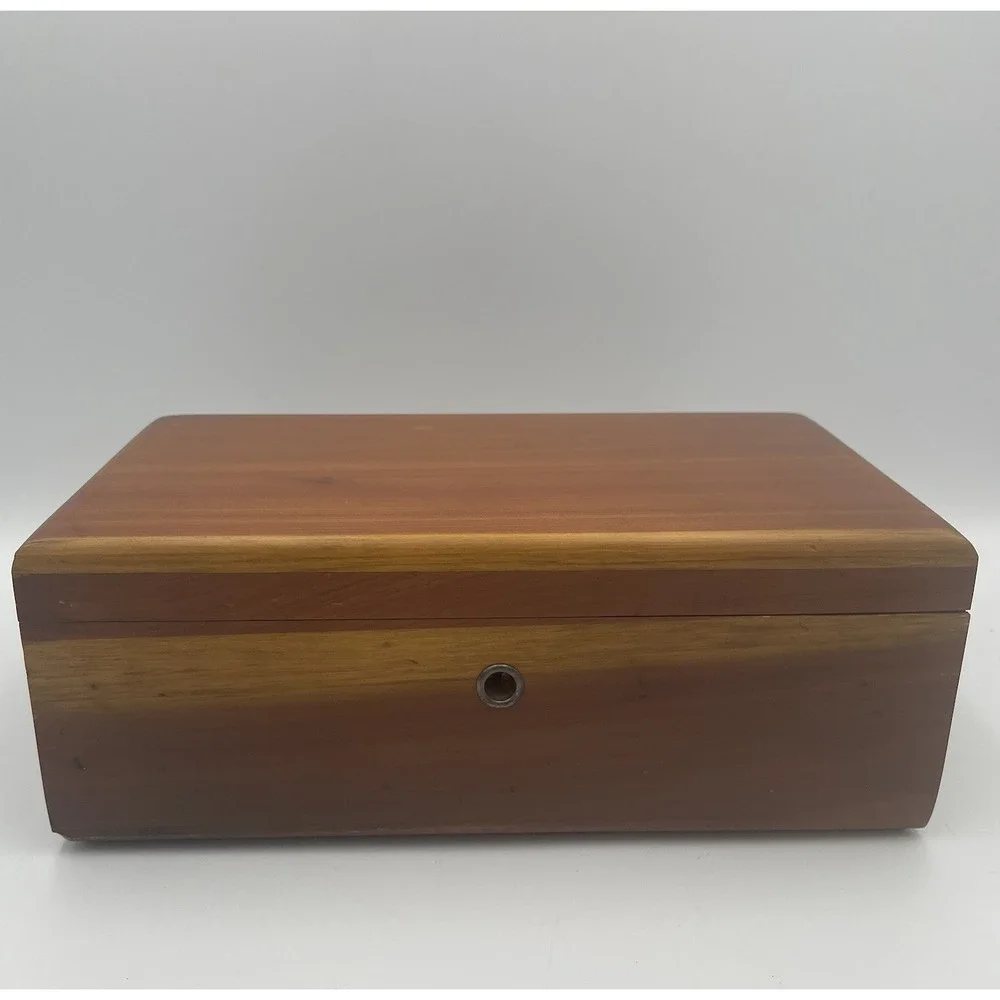 Vintage Lane Cedar Box Hope Chest Promo U & I Furniture Co. Logan UT With Key 9